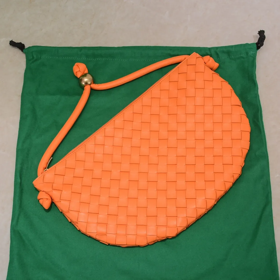 Batch 1260 BV has released a new product. TURN # Recommended new popular style is still the classic woven logo that we can recognize at a glance. It is really a unique style that is familiar and unfamiliar! Made of sheepskin woven with beautiful gold beads on the shoulder straps for free adjustment. When in use, you can switch between the shoulder and handle bag at will. It has a concave and convex shape anytime and anywhere. It is a practical king with a unique personality. With the right color combination, it can be sweet or salty. It is full of style. Summer catwalk style is beautiful. Pull it out quickly. Size: 40*3*24, model: 6699-3#